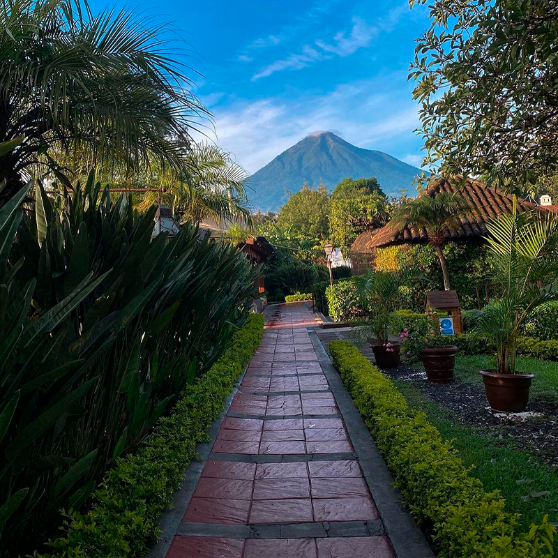 hotel Soleil Antigua El Hotel Solei es un lujoso alojamiento situado en un lugar privilegiado de La Antigua Guatemala. Está ubicado a pocos minutos del centro, lo que significa que los visitantes pueden disfrutar de la tranquilidad de una ubicación alejada del ruido, pero aún así estar cerca de las atracciones turísticas.